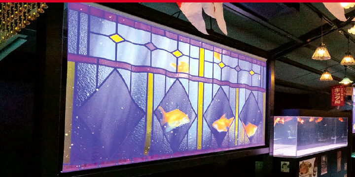 壁面の投写エリアに映し出される金魚の映像